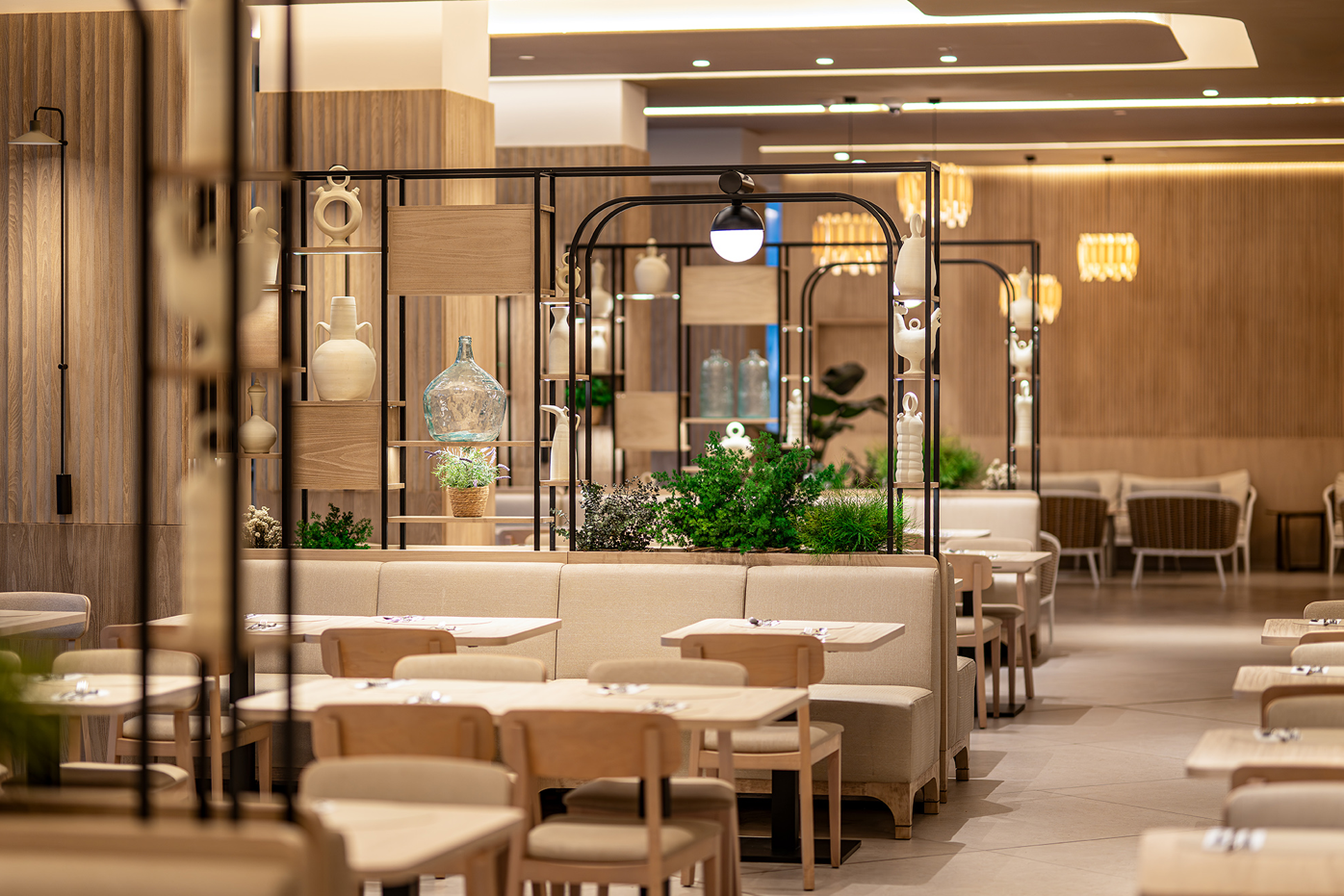 un restaurante con muchas mesas y sillas