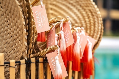 a bunch of fans with tags that say verano - 