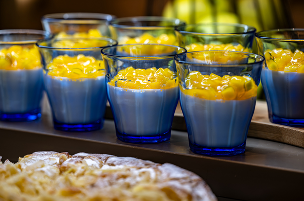 una bandeja de brócoli se sienta en una mesa junto a otros platos de comida