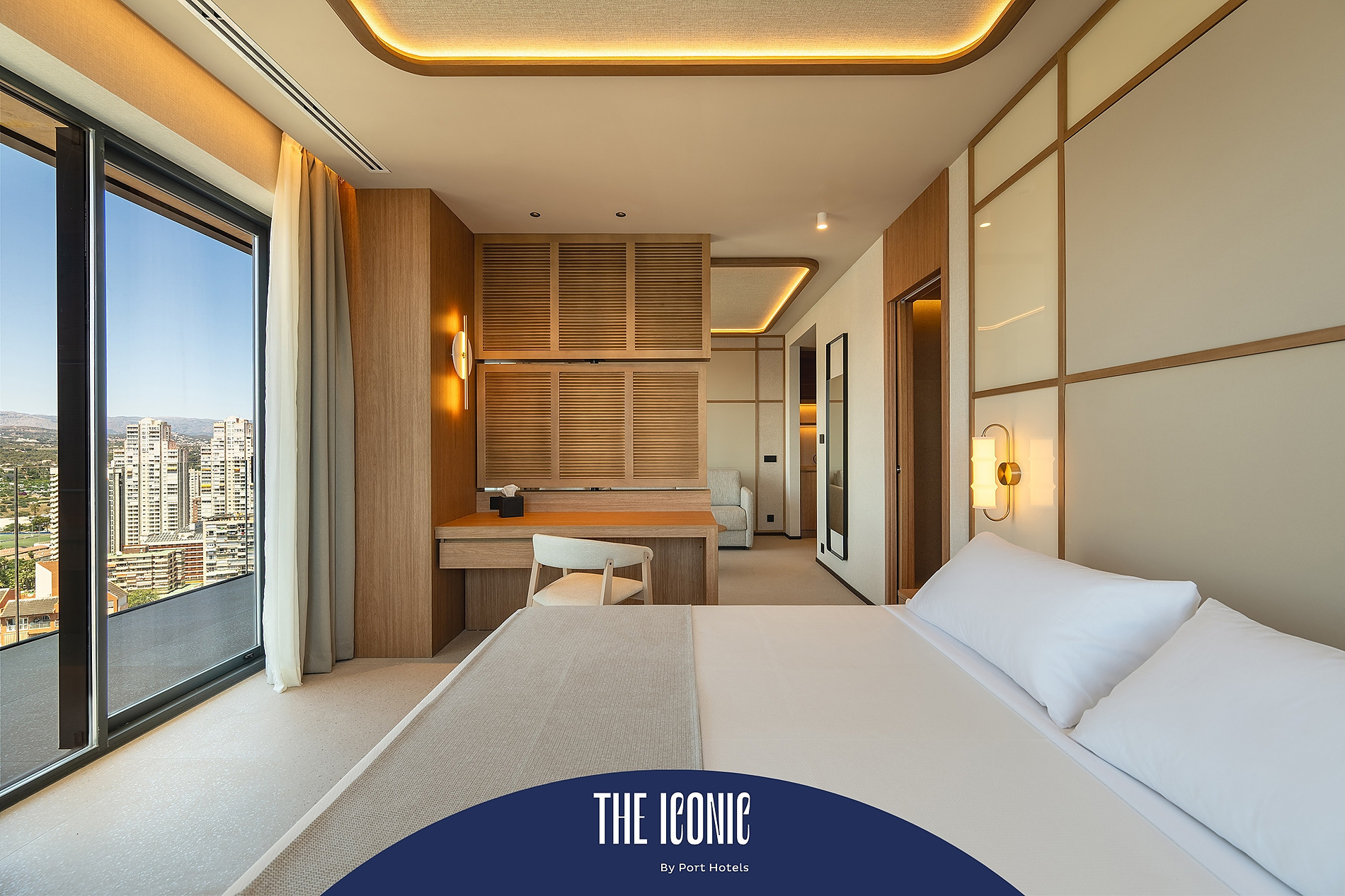 Habitación de hotel Port Hotels: Corporativa con vista al mar y cama king.