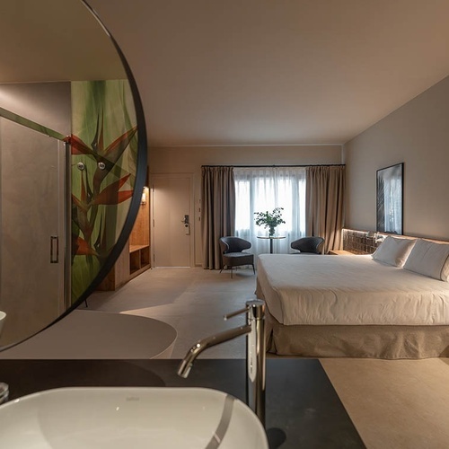 una habitación de hotel con una cama y un lavabo