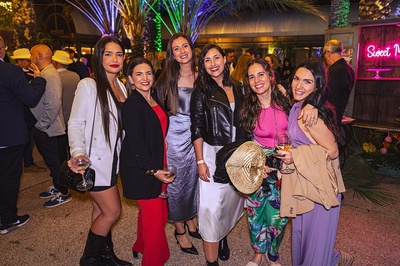 un grupo de mujeres posando para una foto en una fiesta - 