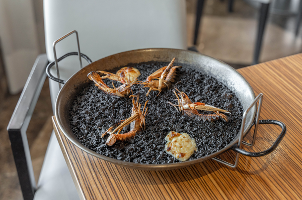 un restaurante lleno de mesas y sillas con un suelo de mármol