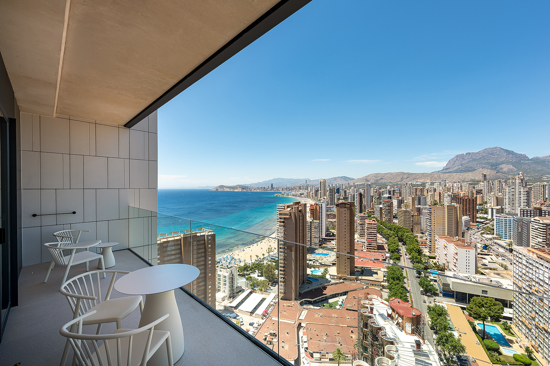 Terraza con vistas al mar de Benidorm, ideal para disfrutar de unas vacaciones Port Benidorm Hotel & Spa | Alicante | Port Hotels | Web oficial inolvidables.