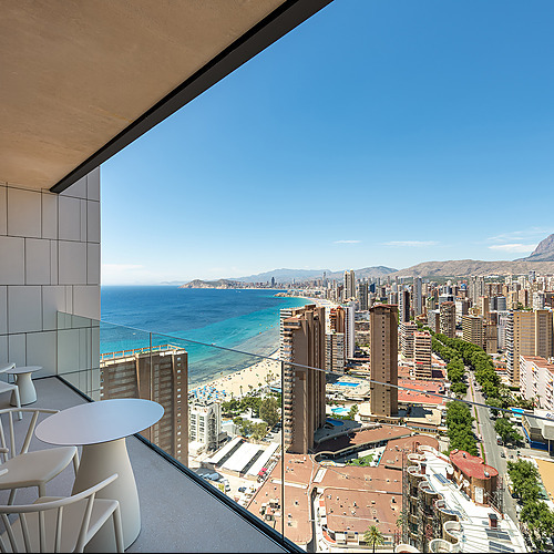 Port Hotels: Corporativa: balcón con vistas a la ciudad y al mar.