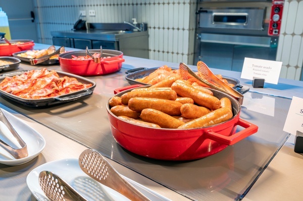 una bandeja de brócoli se sienta en una mesa junto a otros platos de comida