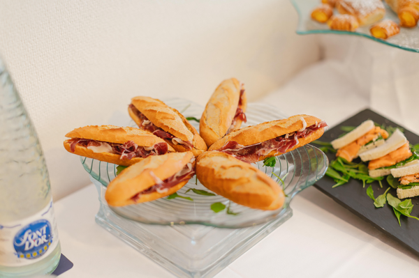 una sala de conferencias con mesas y sillas y una pantalla