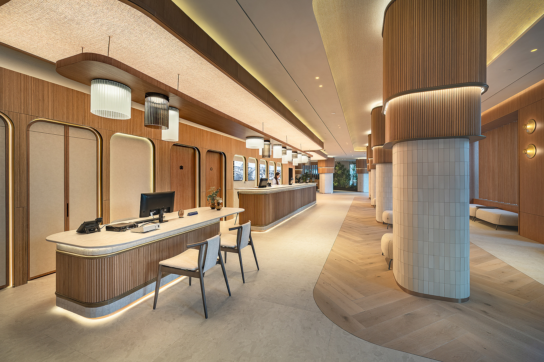 Recepción moderna del hotel con diseño de madera, iluminación cálida y asientos cómodos. Port Benidorm Hotel & Spa | Alicante | Port Hotels | Web oficial