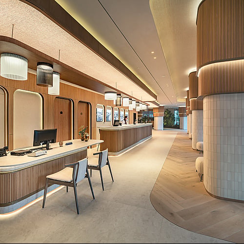 Recepción moderna con arquitectura de madera, iluminación led y Port Hotels: Corporativa.