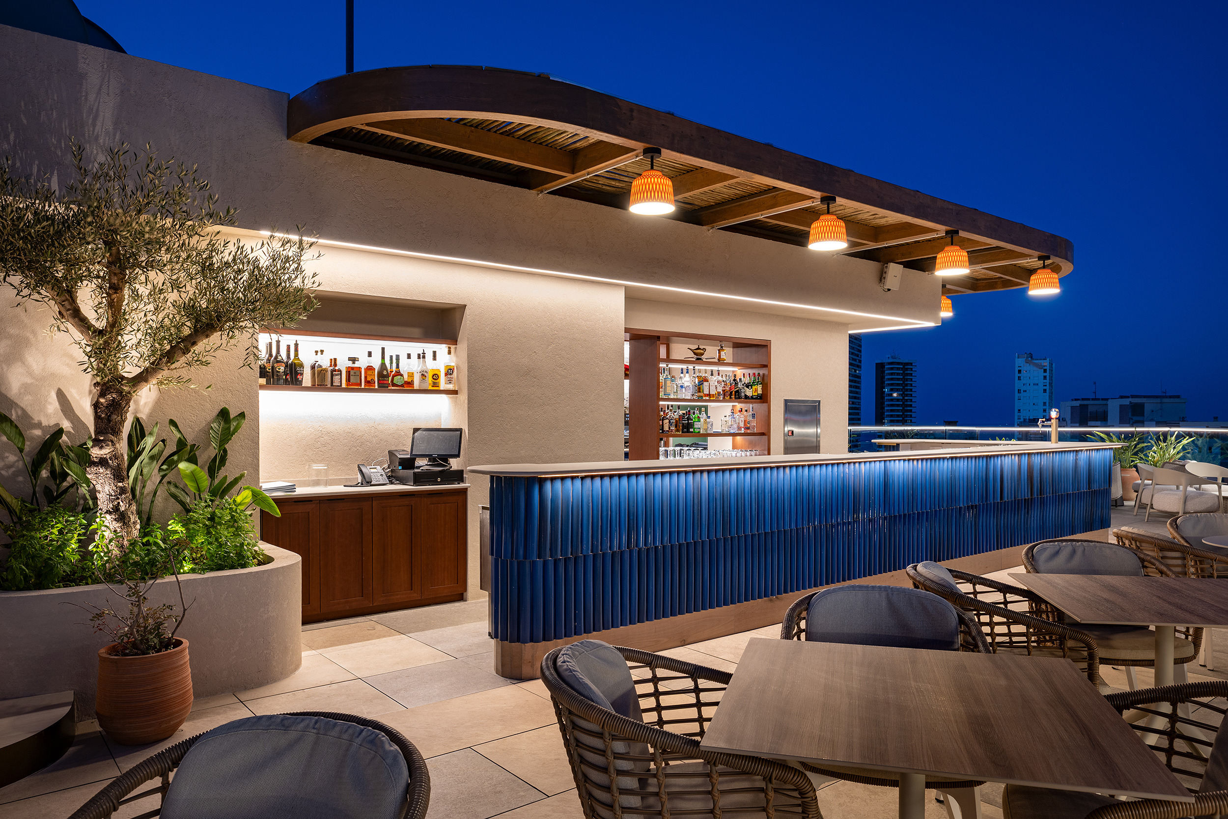 Terraza de hotel con bar y mesas al aire libre, perfecta paraPort Hotels: Corporativa.