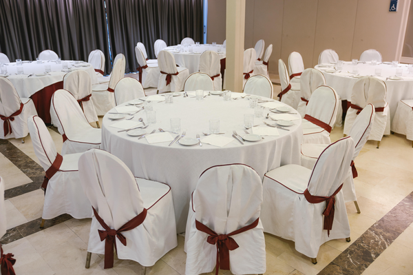 una sala de conferencias con mesas y sillas y una pantalla