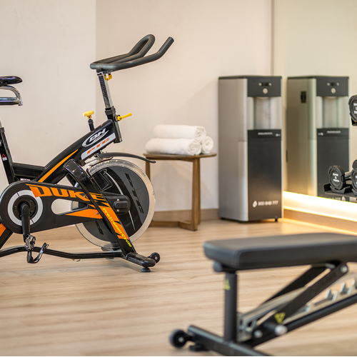 una bicicleta de ejercicio duke está en un gimnasio