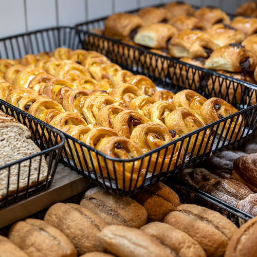 un montón de pan y pasteles en una panadería