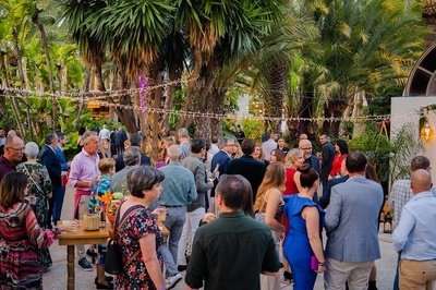 un grupo de personas se reúnen en un patio al aire libre - 