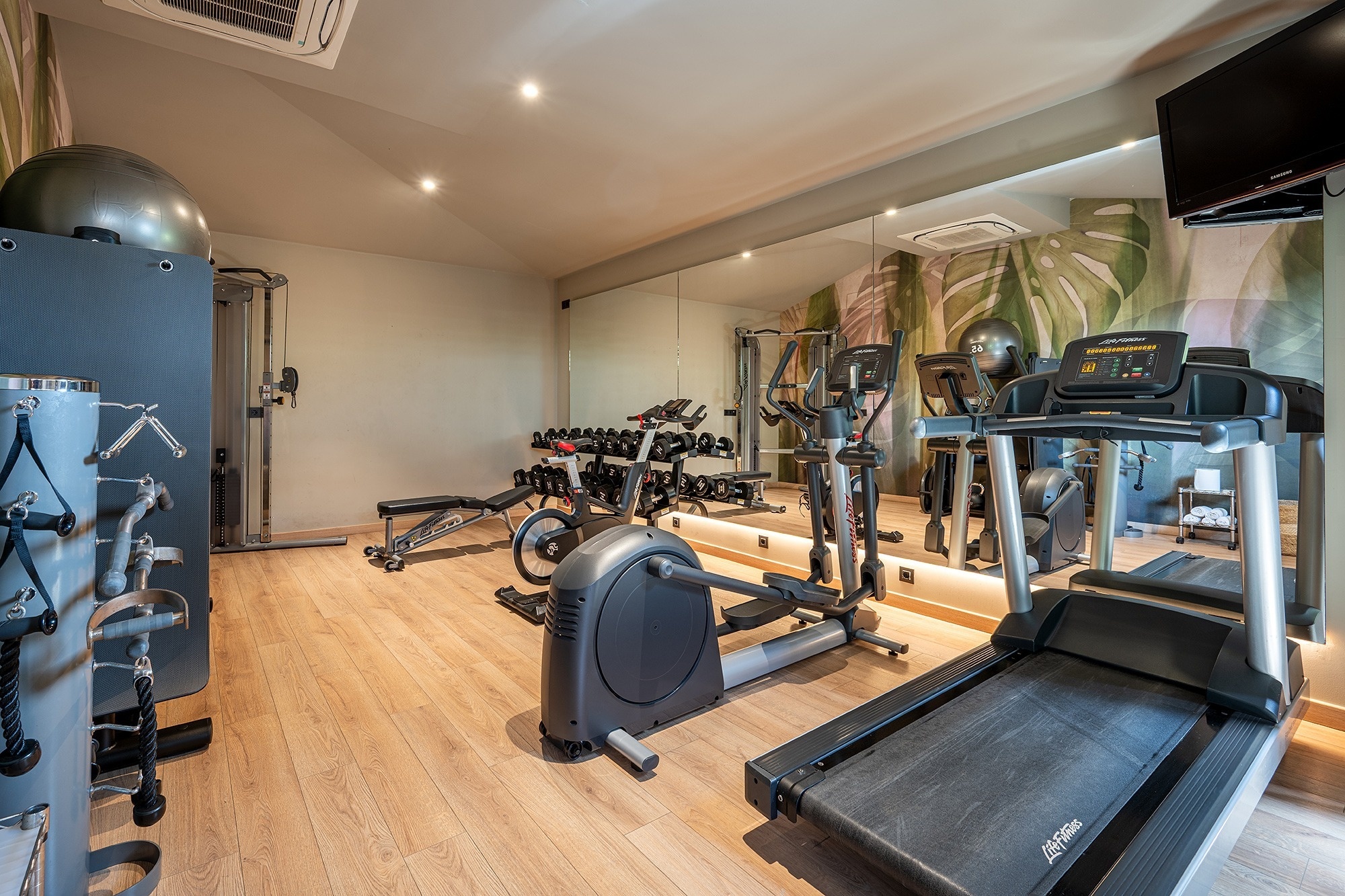 un gimnasio con una cinta de correr que dice life fitness