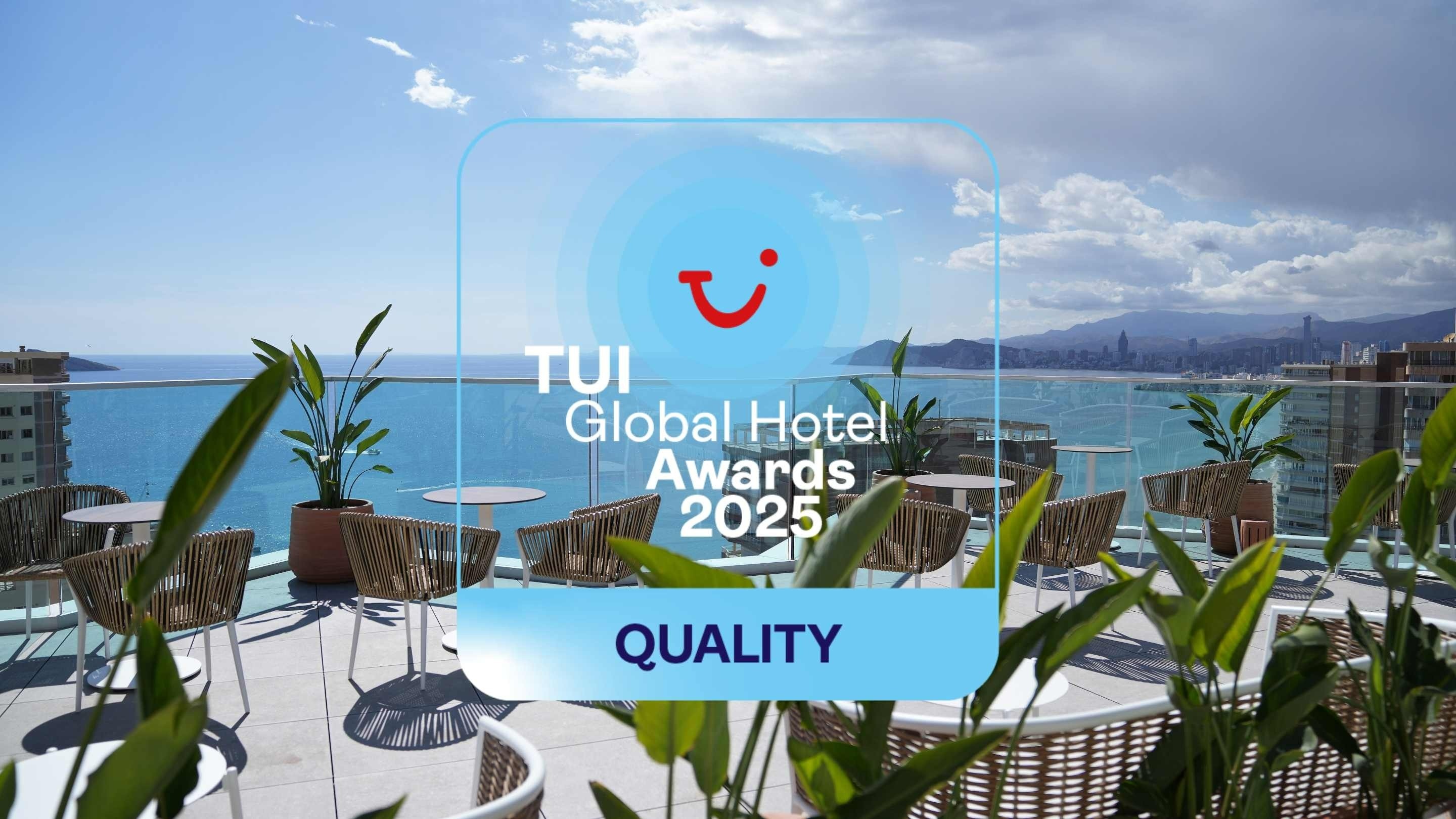 un cartel que dice tui global hotel awards 2025