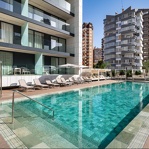 Piscina y tumbonas en hotel moderno. Port Hotels: Corporativa.