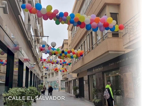 un largo pasillo rodeado de palmeras y árboles en un edificio .