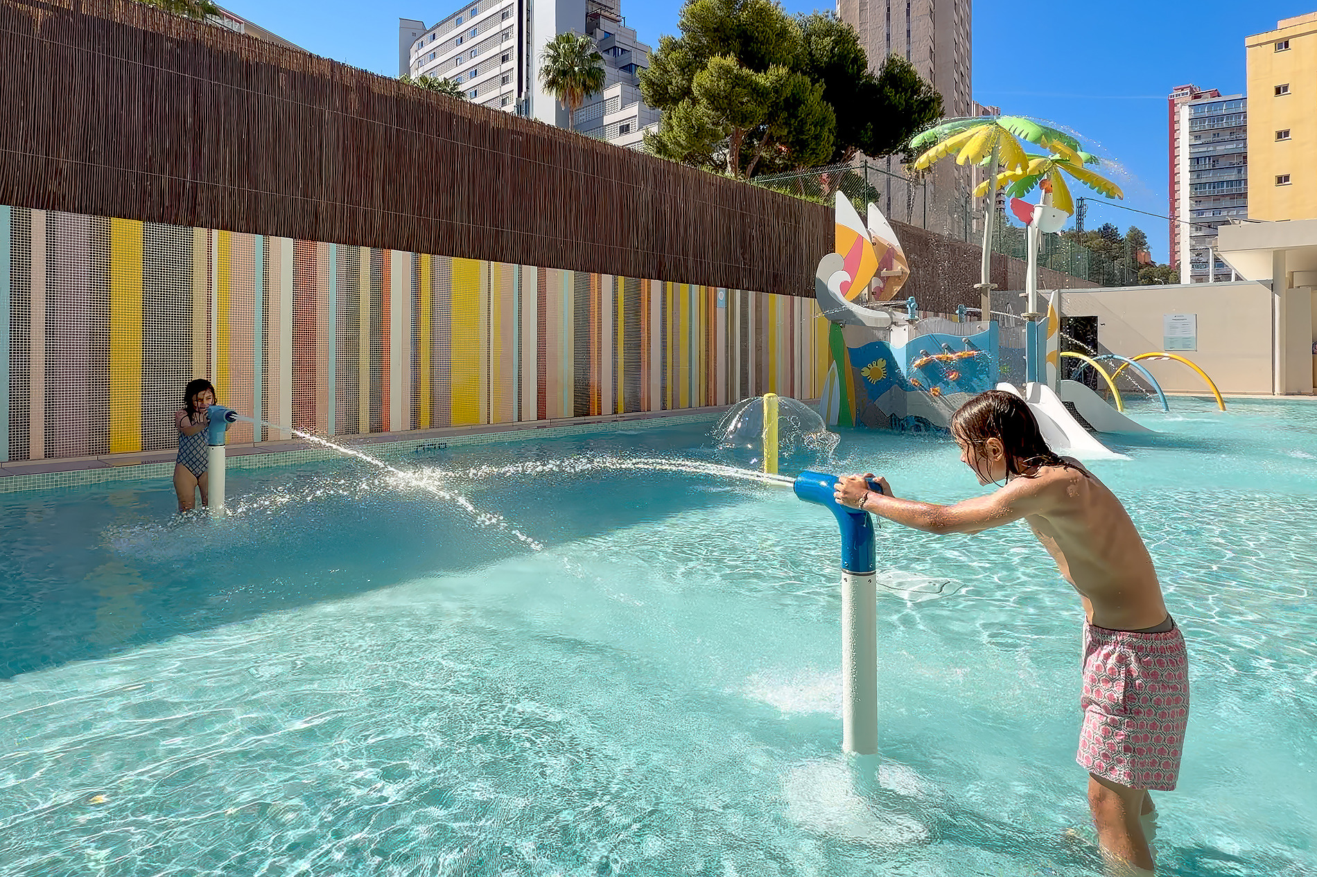 Niños jugando en la zona de splash del hotel, un lugar divertido para Port Benidorm Hotel & Spa | Alicante | Port Hotels | Web oficial.