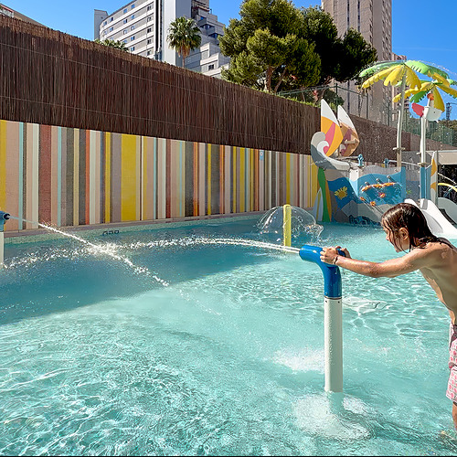 Niños jugando con chorros de agua en la piscina infantil del hotel. Port Hotels: Corporativa
