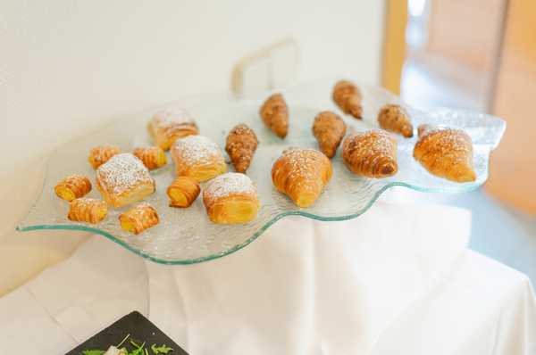 una sala de conferencias con mesas y sillas y una pantalla