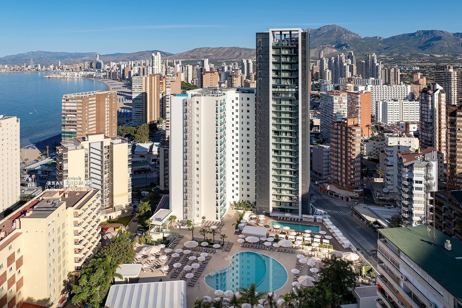 Edificio moderno con piscina y vistas al mar, perfecto para tu Port Benidorm Hotel & Spa | Alicante | Port Hotels | Web oficial.