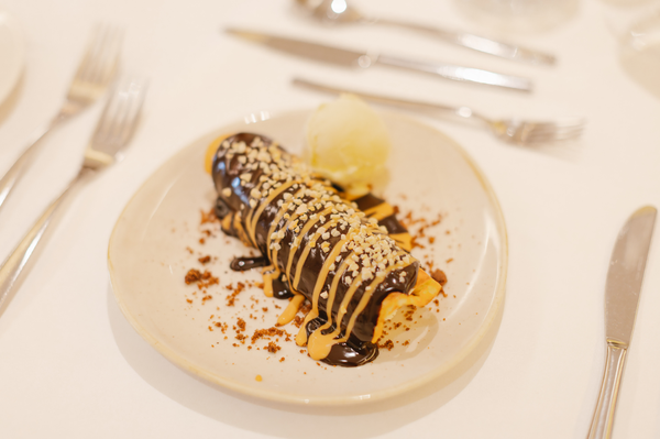 una sala de conferencias con mesas y sillas y una pantalla
