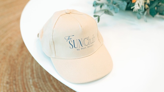 una gorra de béisbol con el logotipo del club del sol por fort hood