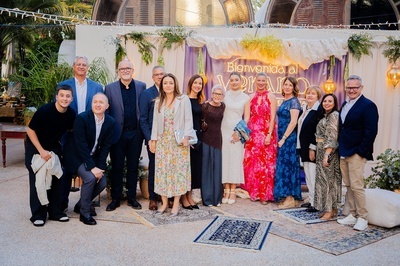 un grupo de personas posando para una foto frente a una pancarta que dice bienvenidos al - 