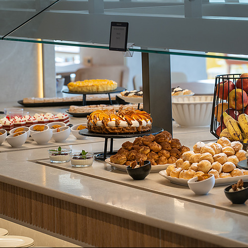 Buffet de postres Port Hotels: Corporativa: pasteles, frutas y profiteroles en un hotel.