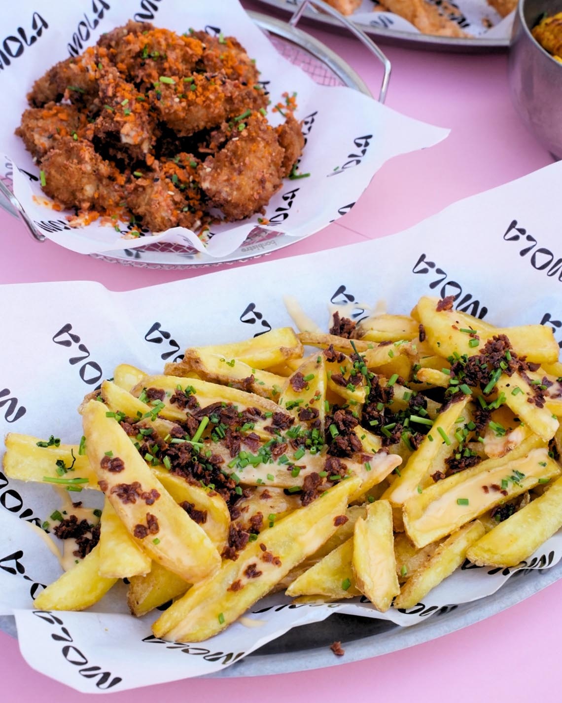 Port Hotels: Corporativa présente des frites croustillantes et du poulet frit.