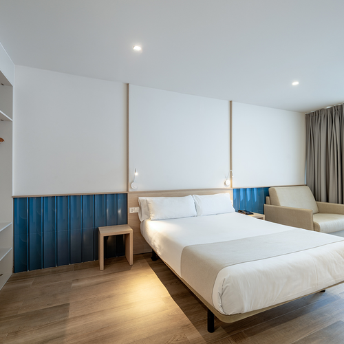 una habitación de hotel con una cama y una silla