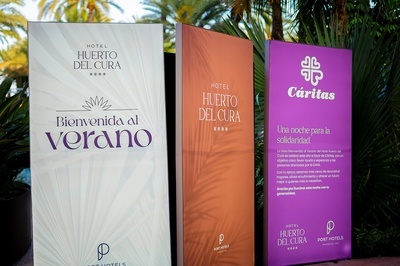 un cartel de bienvenida al verano para el hotel huerto del cura - 