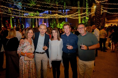 un grupo de personas posando para una foto en una fiesta - 