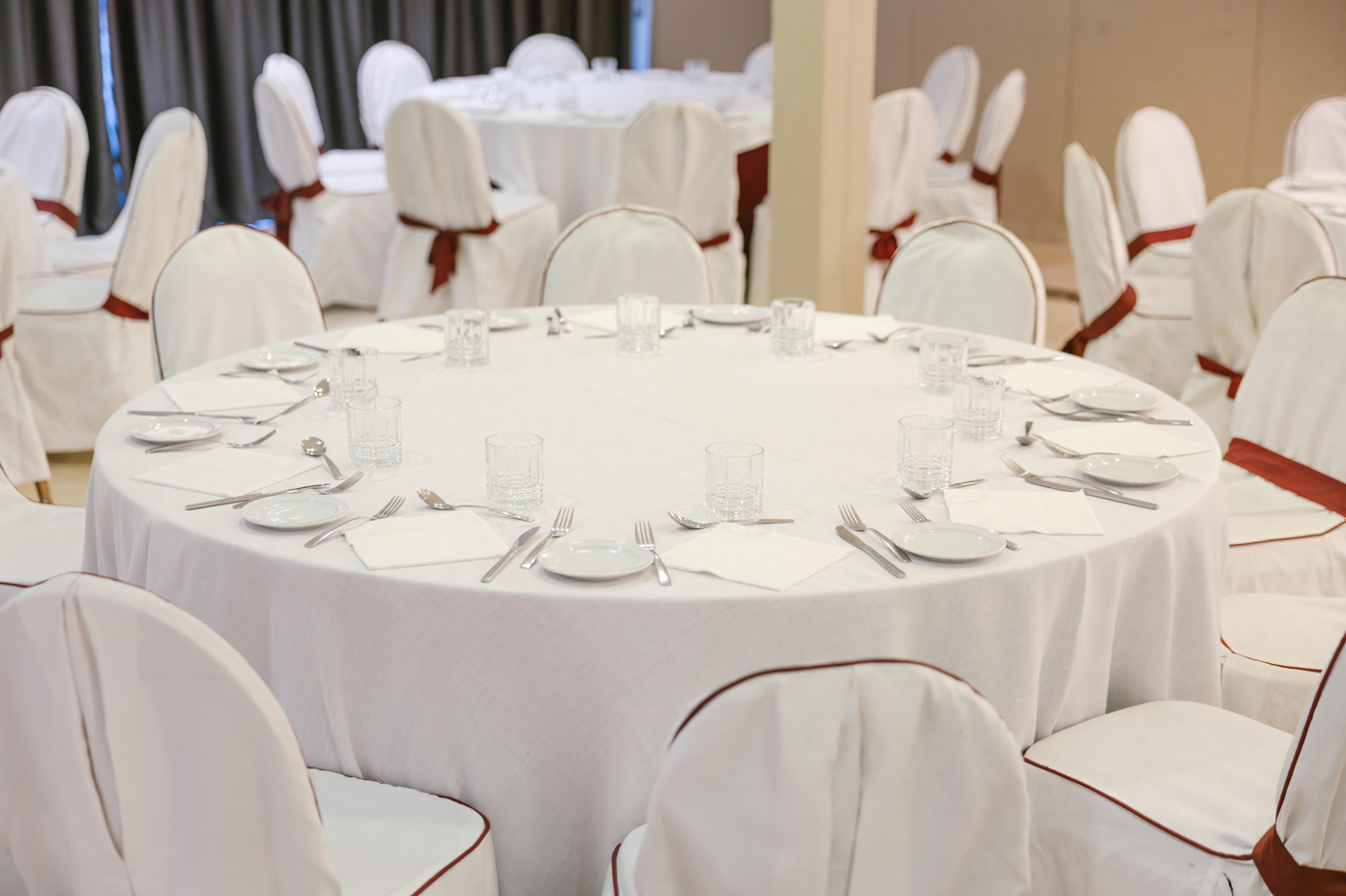 una sala de conferencias con mesas y sillas y una pantalla