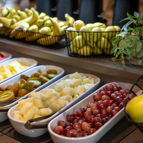 una variedad de frutas y verduras están sobre una mesa