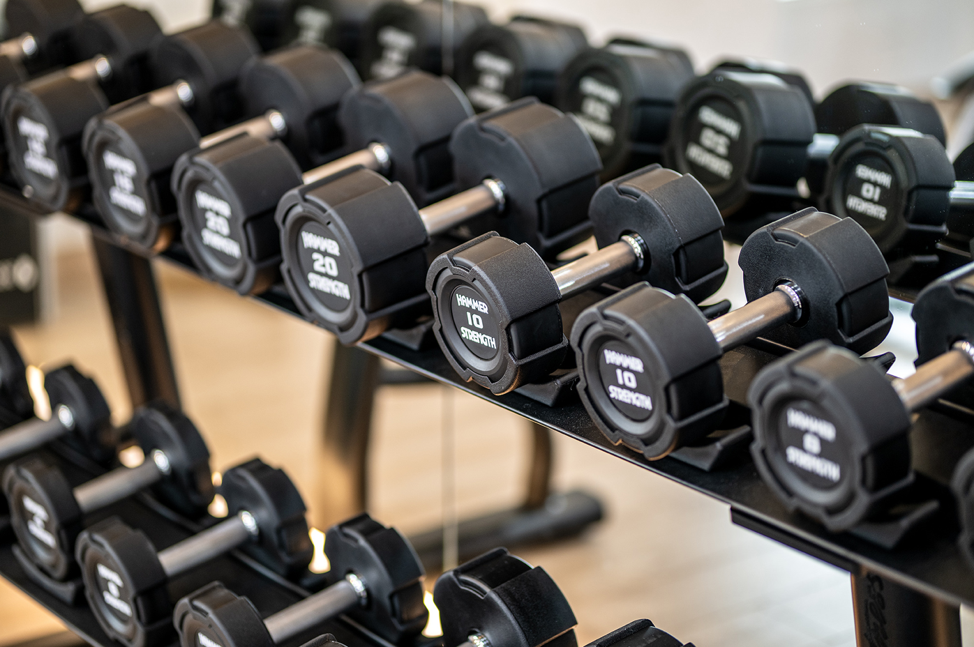 una fila de mancuernas negras con el número 10 encima