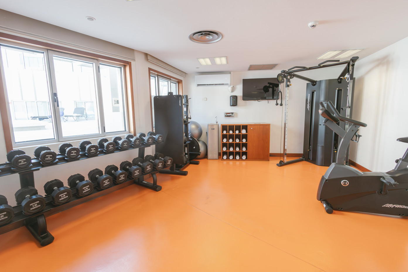 un gimnasio con una pantalla que dice life fitness