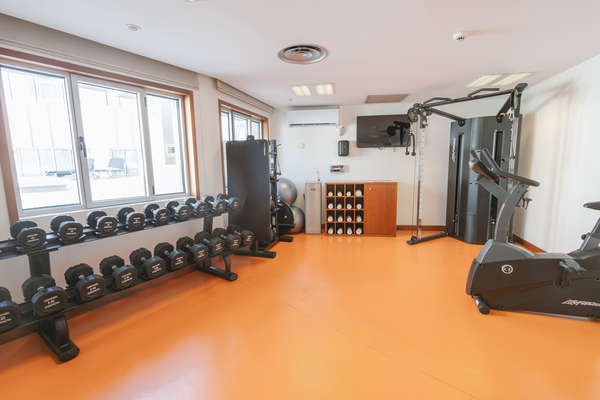 un gimnasio con una pantalla que dice life fitness