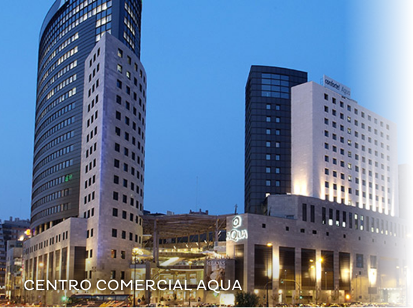 una torre de la iglesia está rodeada de árboles y edificios