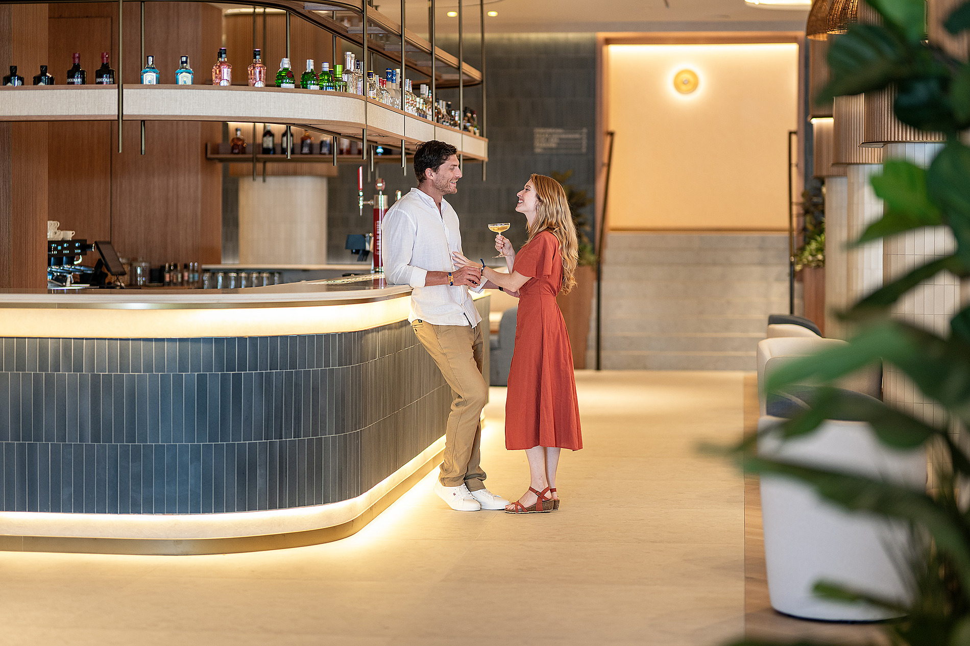 Pareja disfrutando de cócteles en el bar del hotel, un ambiente perfecto para Port Benidorm Hotel & Spa | Alicante | Port Hotels | Web oficial y relajación.