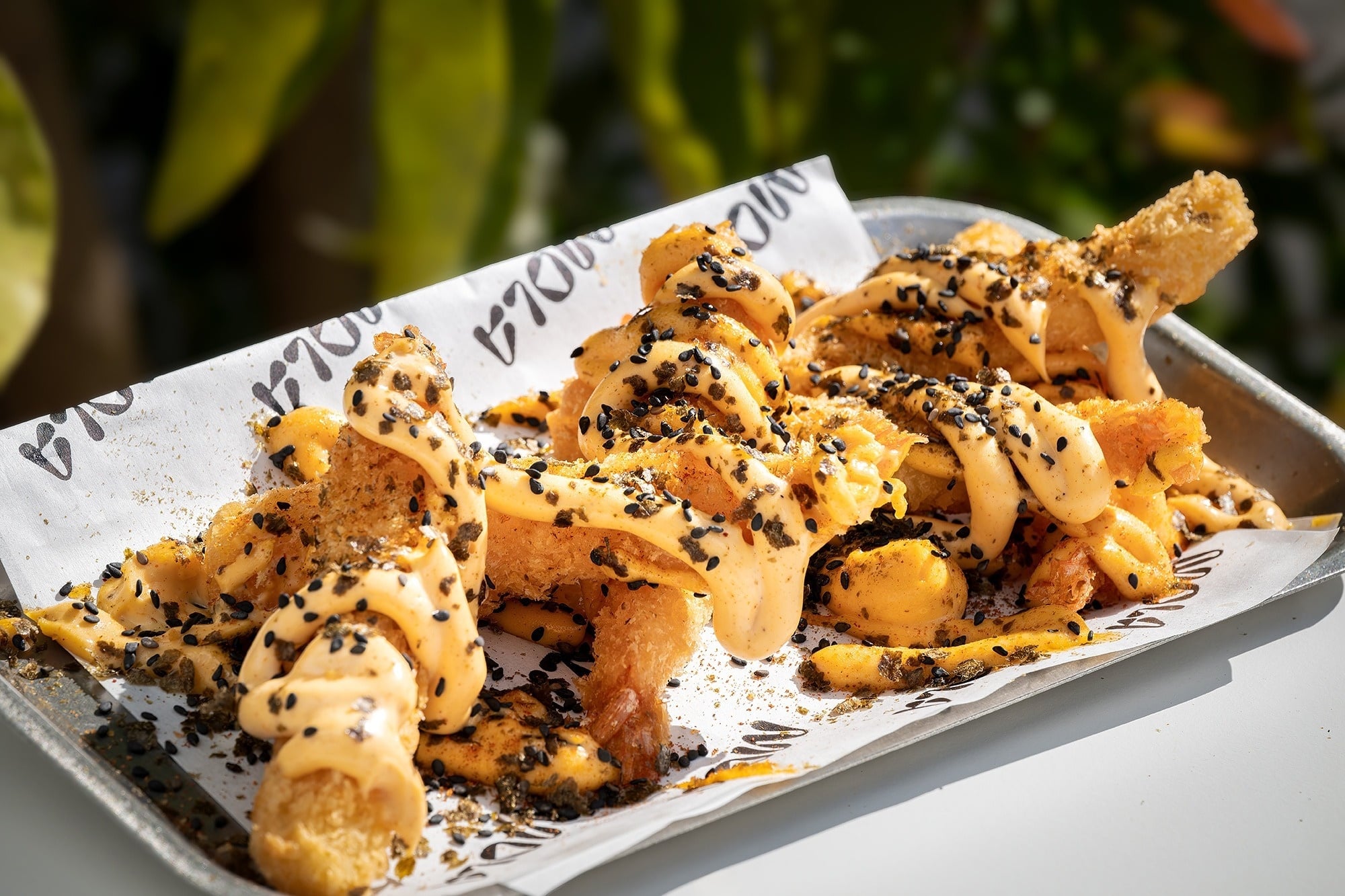 una hamburguesa y papas fritas están envueltos en papel mola