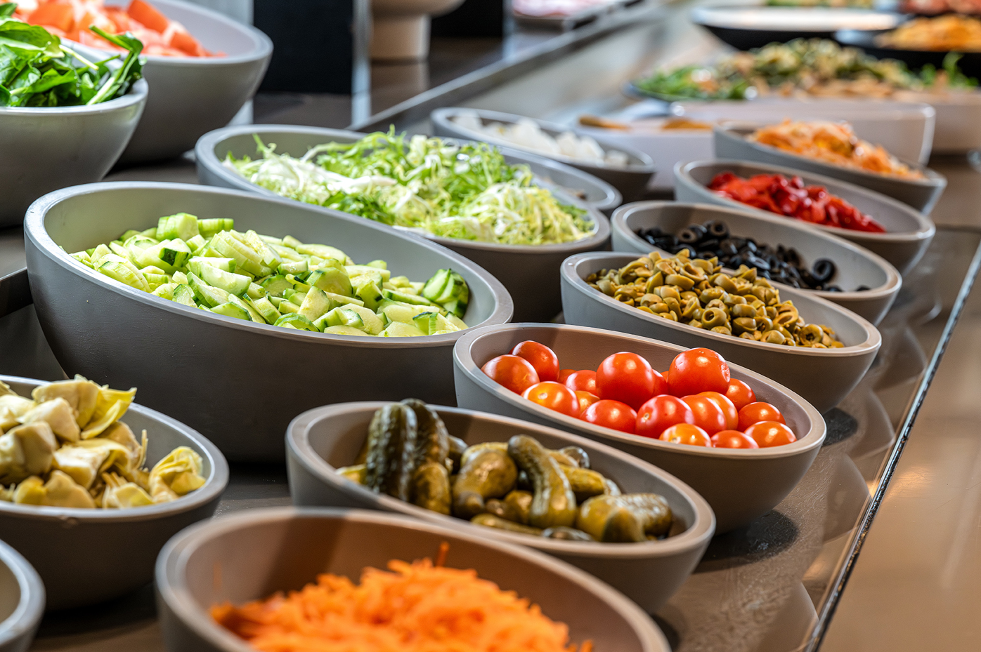 un montón de cuencos llenos de diferentes tipos de verduras