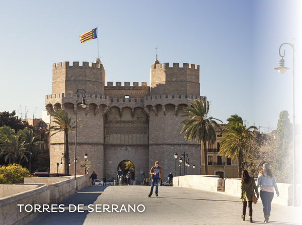 un edificio grande con un reloj en la parte superior