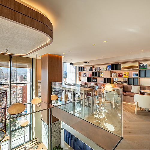 Port Hotels: Corporativa: Salón moderno en hotel con vistas a la ciudad y mobiliario elegante.