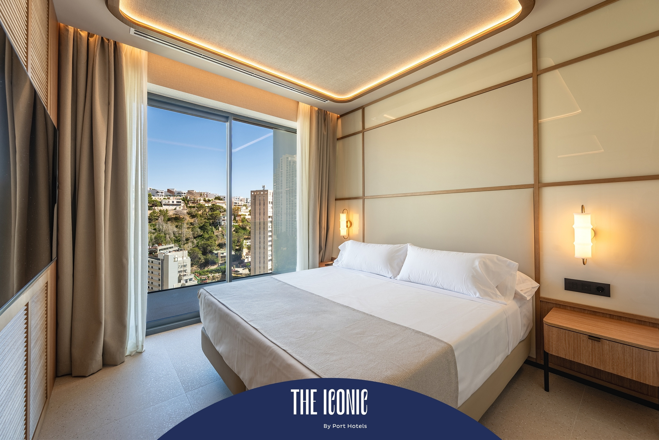 Habitación moderna con vista panorámica y cama espaciosa en The Iconic Port Hotels: Corporativa.