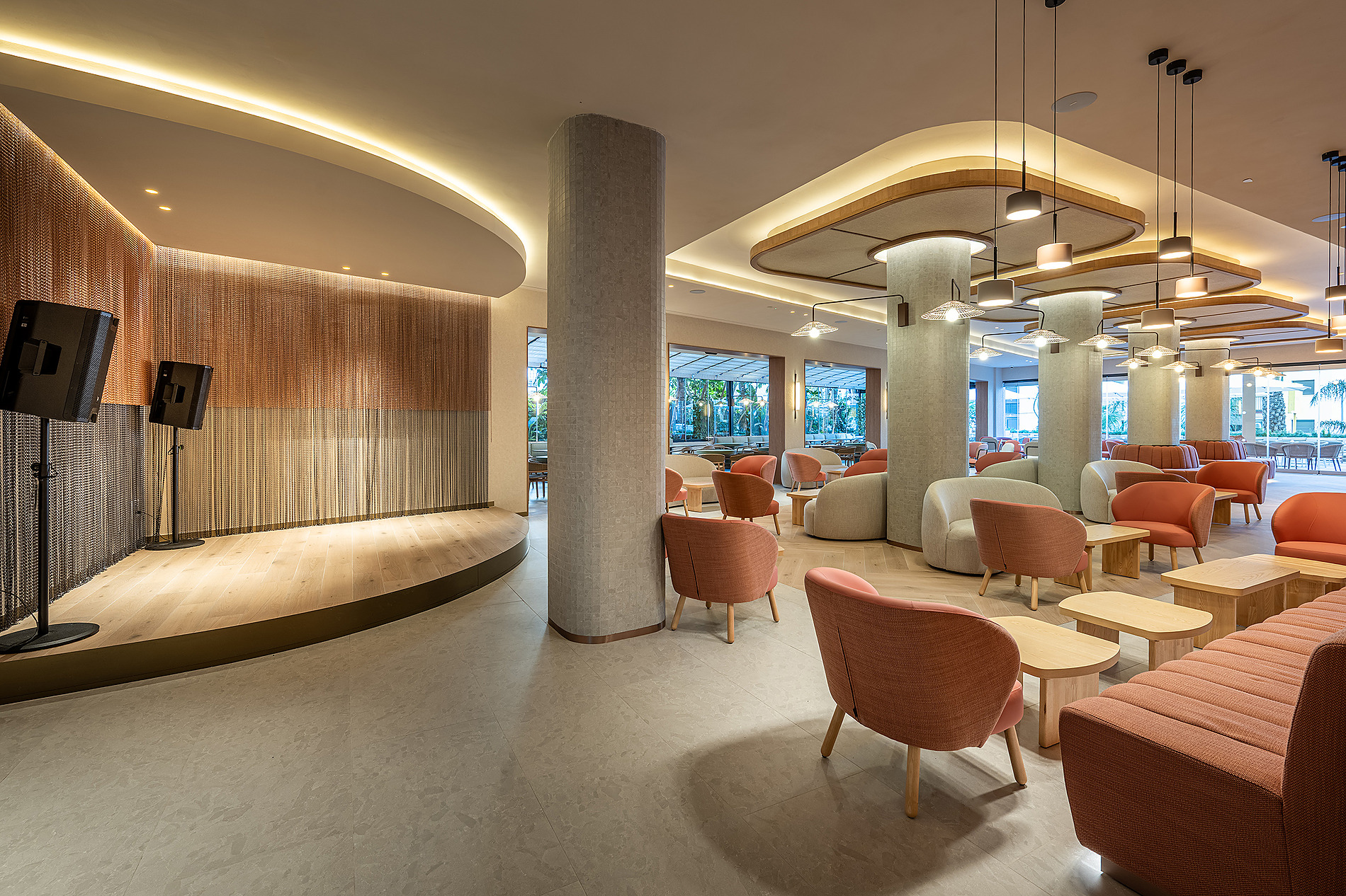 Lounge con sillones naranjas y mesas de madera en hotel Port Benidorm Hotel & Spa | Alicante | Port Hotels | Web oficial.