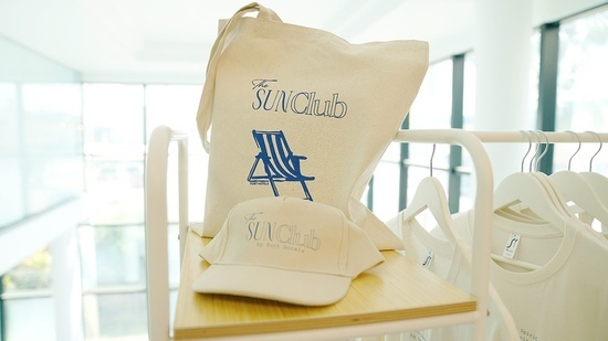 una bolsa blanca con la palabra sunclub y una gorra blanca con la palabra sunclub
