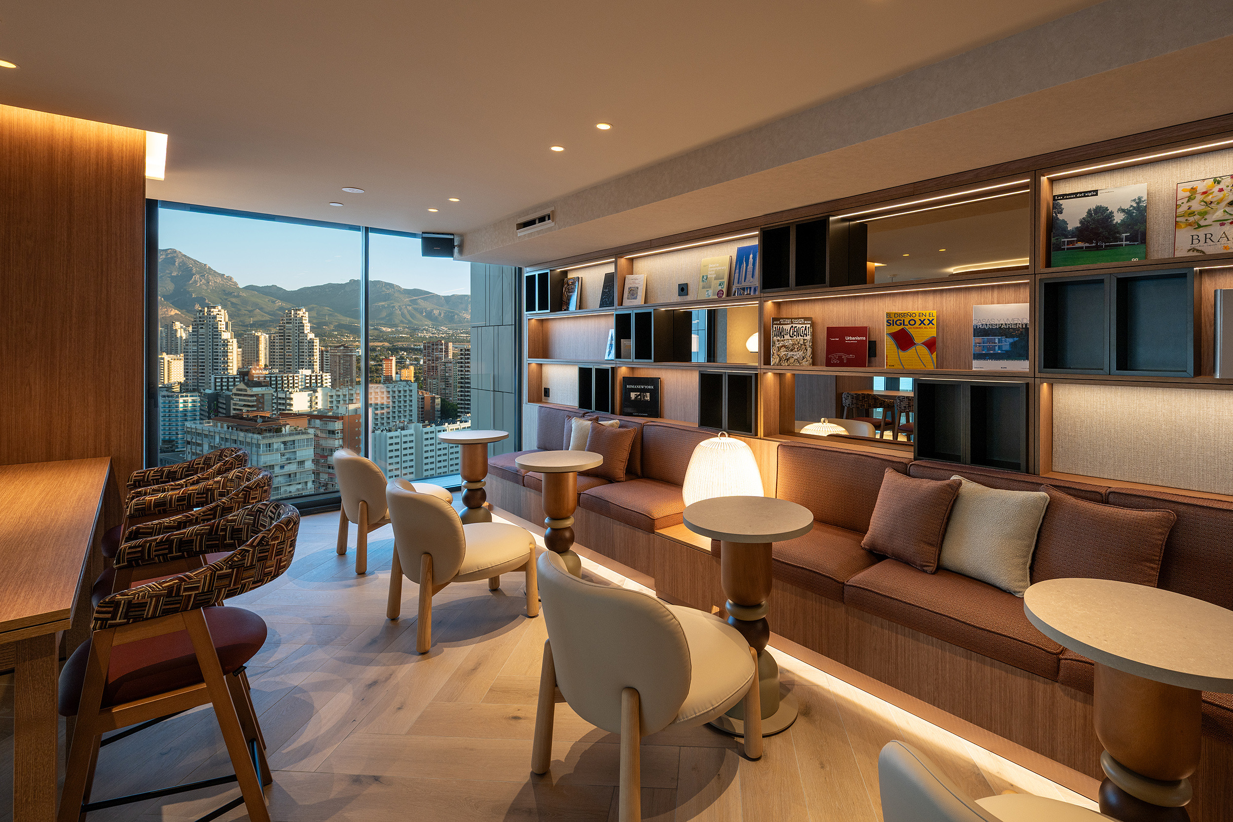 Sofisticado lounge de hotel conPort Hotels: Corporativa y vistas urbanas.