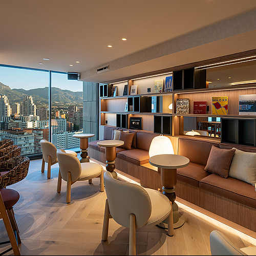 Elegante sala de estar de hotel con vistas a la ciudad y montañas, ideal para Port Hotels: Corporativa.